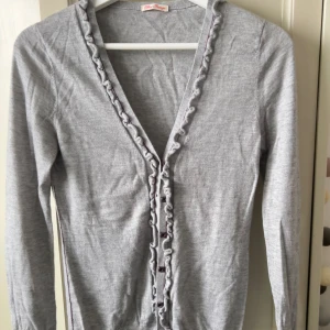 Kofta - Grå kofta från Boss damer i storlek S. Använd några gånger men i nyskick. Säljes för 500kr. 