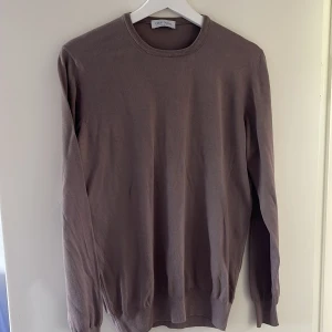 Tröja gran sasso - Stickad tröja i bomull från Gran Sasso. Riktigt skön nu på sommaren och lätt att matcha med det mesta. Tveka inte att fråga vid fundering 