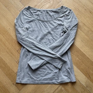 Långärmad tröja  - Långärmad tröja från lager 157 som jag säljer då den inte kommer till användning. Skriv för fler bilder/tvättråd!!