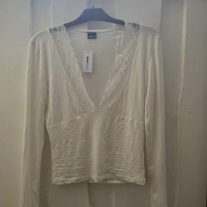 V-ringad tröja  - Helt ny från gina tricot. Säljer pga fel storlek 💗