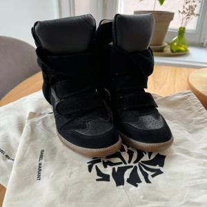 Isabel Marant Bekett - Knappt använda. Äkta, köpta på mytheresa. Du får med dustbag.