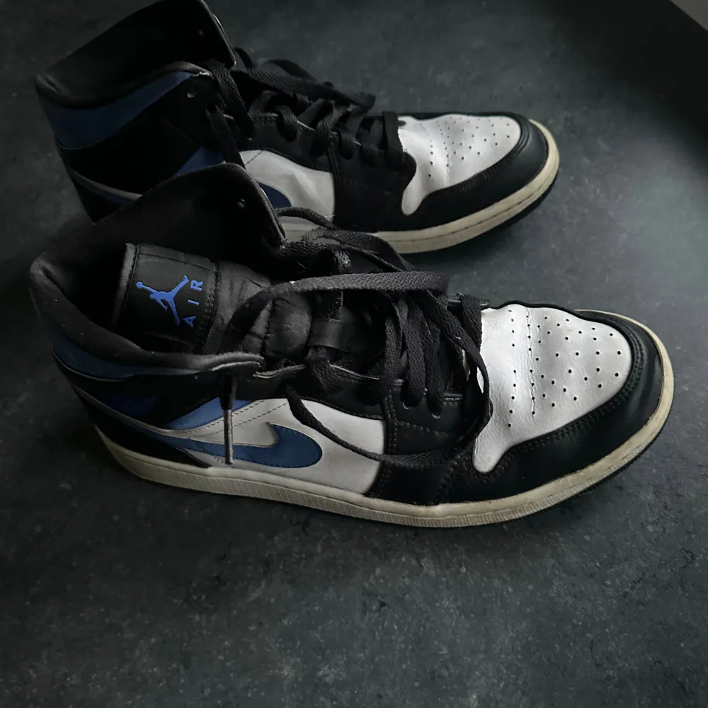 Air Jordans 1, white black royal.  Köpte dem för 3299kr . Skor.