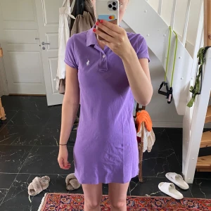Ralph Lauren klänning💜 - Jättefin Ralph Lauren klänning som sitter jättefint på kroppen och är jätteskön på. I storlek XS ”the mesh mini”.  Välkommen att höra av er i 💌 vid frågor!
