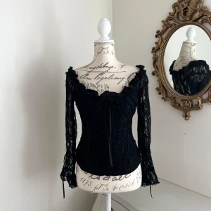 Spets topp - Så fin vintage topp i spets från Yves Calin som passar storlek xs-m 🐇