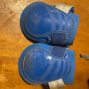 Bakskydd - Fina blå bakskydd, skulle gissa på stl cob men passar nog full. Använd en gång