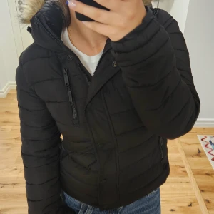 Superdry vinter/höstjacka - Den är i storlek 38 EU och skicket på den är 9/10 för den är använd ett fåtal gånger. Säljs för att den är lite för liten för mig. Luvan är avtagbar men ej luddet på luvan.