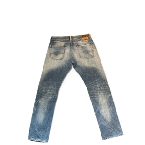 Vintage Replay jeans  - Mörkblåa straight fit replay jeans i storlek 36/34 men passar mindre. Har en riktigt snygg wash och sjuka detaljer som ni kan se på bilderna. Helt perfekt skick. Pris kan diskuteras. Skriv i DM om ni är intresserade, kan även skicka fler bilder