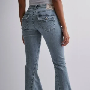 Low waist true religion jeans  - Lågmidjade jeans från True religion i modellen Joey Low Rise Flare. Köpta på Nelly och näst intill helt oanvända. Storlek 24 och stretchiga så passar dem flesta.