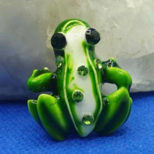 Brosch  - Söt Groda  - Den här broschen i form av en groda är ca 3 × 2.7 cm.  Guldfärgad metall med vacker ytstruktur och emaljering.