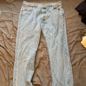 Levi’s jeans 501 - Snygga Levi’s jeans 501 i väldigt bra skick! Pris kan förhandlas vid snabb affär😄