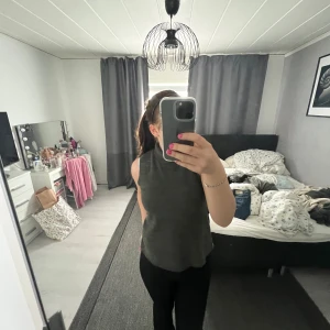 Polotröja  - Polotröja från zara, köpte den sommaren 2023 och har knappt användt den, de satt ett snörre runt men de har jag tappat bort. Jätteskön men kommer ju som sagt ej till användning.  Kom privat för mer info 🥰