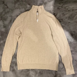 Jack&Jones Half zip - Helt perfekt lite använd men inga skador eller något  Storlek M