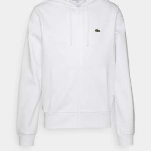 Säljer nu min Lacoste zip hoodie. Köpt för 1795 och den köpte jag för 3 månader sen och gillar inte hur den sitter på mig längre så därför säljer jag den. 10/10 i skick som ny, även äkta har bevis. Skriv pm för mer info