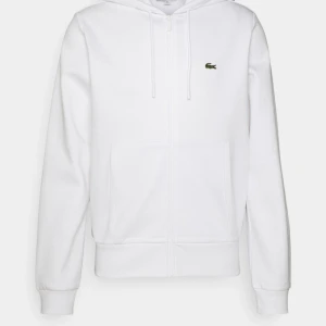 Lacoste zip hoodie - Säljer nu min Lacoste zip hoodie. Köpt för 1795 och den köpte jag för 3 månader sen och gillar inte hur den sitter på mig längre så därför säljer jag den. 10/10 i skick som ny, även äkta har bevis. Skriv pm för mer info
