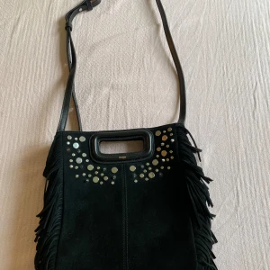 Maje väska storlek M - Säljer min Majeväska i storlek M använd endast ett fåtal gånger💞 Så är i väldigt fint skick