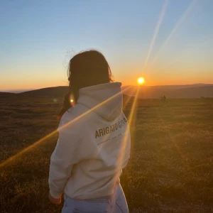 Axel Arigato hoodie - Beige Axel Arigato hoodie i storlek S. Använt kanske två gånger så i nyskick. Säljs inte något mer på hemsidan. Nypris 1600kr 🤍