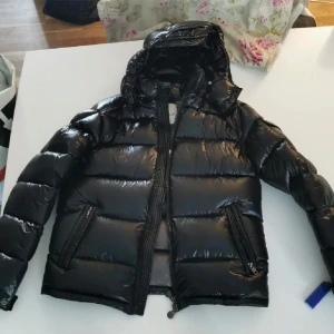 Moncler maya - En moncler maya i storlek 1, den är använd få tal gånger nfc Scan funkar, inga skador eller liknande 