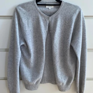 Kofta i kashmir - En helt vanlig kofta i kashmir från softgoat. Passar till allt verkligen❤️❤️