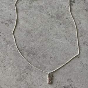 äkta silver halsband stämplat med 925. initial i bokstaven E. inga repor osv. köpt ifrån guldfynd. halsbandet är 22 cm raklångt
