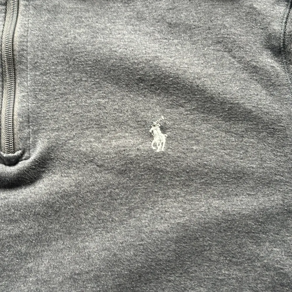 En snygg grå Ralph lauren tröja med krage som går vika ner. Den är andvänd men i ett gott skick. Storlek 170 Nypris 1400 . Hoodies.