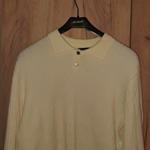 Polotröja vit - En vit tröja som har en mer ståtlig utstrålning  Den passar folk som har L också  Den är lite stretchig