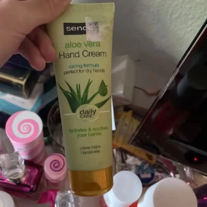 Aloe Vera Hand Cream - Aloe Vera Hand Cream från Sence är en vårdande handkräm som är perfekt för torra händer. Den återfuktar och lugnar huden, och kommer i en grön tub med en guldfärgad kork. Tror aldrig jag använt den. 