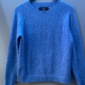 Blå stickad tröja från Veromoda💙 - Mörkblå super skön stickad tröja från veromoda till säljes.  Ingen användning av tröjan längre då den inte riktigt är min stil längre.  Något knottrig men lätt av få bort genom tvätt och med noppmaskin☺️! Använd rätt så mycket men syns inte. 