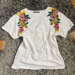 T-shirt Zara - Cool T-shirt från Zara i storlek S