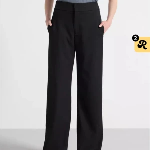 Kostymbyxor LYKKE - Säljer dessa då dem blivit förstora. Nästan oanvända och i väldigt fin skick! Storlek 46, även extra långa i benen 