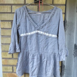 Blus - Grå supersöt blus, tyvärr förliten för mig 