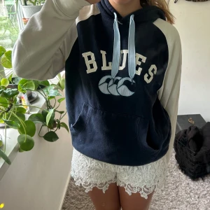 Blues Hoodie  - Blåvit hoodie från märket ”Canterbury of new zealand”. Supermysig! 