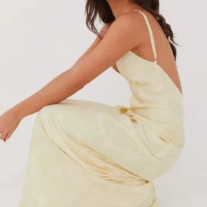 Peppermayo klänning - Säljer denna fina långklänning med djup rygg från peppermayo. Jätte fin ljusgul med fint diskret mönster. Helt ny oanvänd med lappar kvar. Köpt för cirka 800kr + frakt och tull som landade på ungefär 500kr. Storlek 10 passar s/m