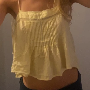 Gul topp  - Jättegullig gul topp från Urban outfitters!💕