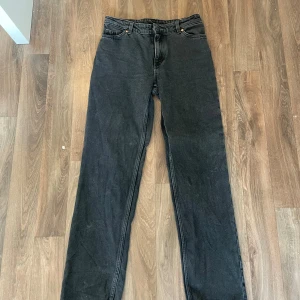 Jeans - Hejsan!!! Säljer dessa super snygga jeans från monki, dem är tyvärr för små så har ingen bild på. Dem är raka i benen med midwaist💕 