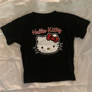 Hello kitty baby tee  - barnstorlek men skulle säga den sitter som en xxs/xs🌟