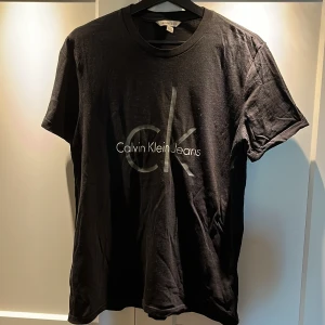 Calvin Klein T-shirt - Calvin Klein T-shirt Storlek: S Väldigt fint skick Skick: 9/10 Går att diskutera paketpris om det även finns intresse för andra annonser jag har ute!!💸