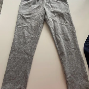 Mjukisbyxor  - Ett par sprillans nya Andy mjukisbyxor