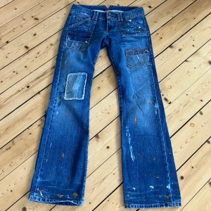 Y2K JEANS - Y2K JEANS ⚪️ COLOR SPLASH EFFECT ⚪️ Storlek W29  ⚪️ 83 cm runt midjan ⚪️ Innerbenslängd 85 cm  ⚪️ Lite för små för mig, jag är 177 cm och har storlek 29 ⚪️ Använd gärna köp nu 🫶