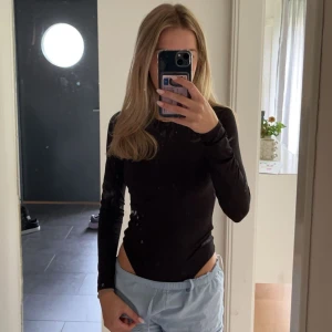 body  - en helt ny body från hm, aldrig använd. Säljer då den inte används. Skriv vid frågor! 