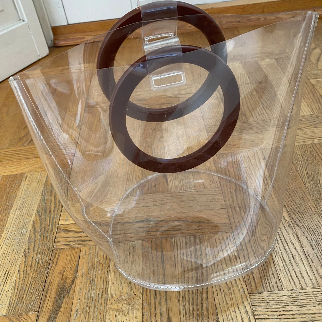 Transparent handväska med bruna handtag