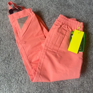 Rosa skalbyxor - Rosa skalbyxor. Helt oanvända med prislappen på. Köpta på lager 157. Storlek 120.