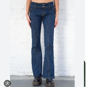 Brandy Melville jeans  - Snygga jeans i one size, skulle säga 34/36!  Lite slitna längst ner men inget man tänker på, jag är 163cm