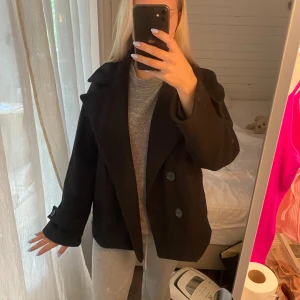 Design by si kappa - Super fin kappa ifrån design by si! Den är i fint skick dock lite nopprig men ingenting som man tänker på särskilt mycket🥰 Köpt för 700kr