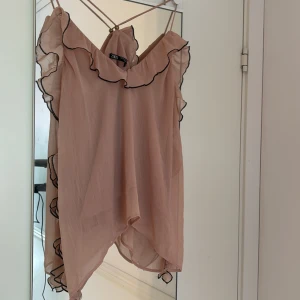 Blus från zara - Säljer denna jättefina blus från zara som inte kommit till användning 