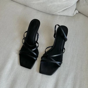 Låga klackar från ASOS Design - Låga klackar från ASOS Design i storlek 38. Jag har i vanliga fall storlek 37 och de passar mig men något stora där framme. Oanvända men med en liten repa under skon, se sista bilden.