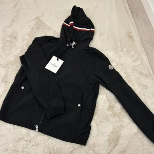 Moncler jacka - Svart moncler vindjacka i storlek S