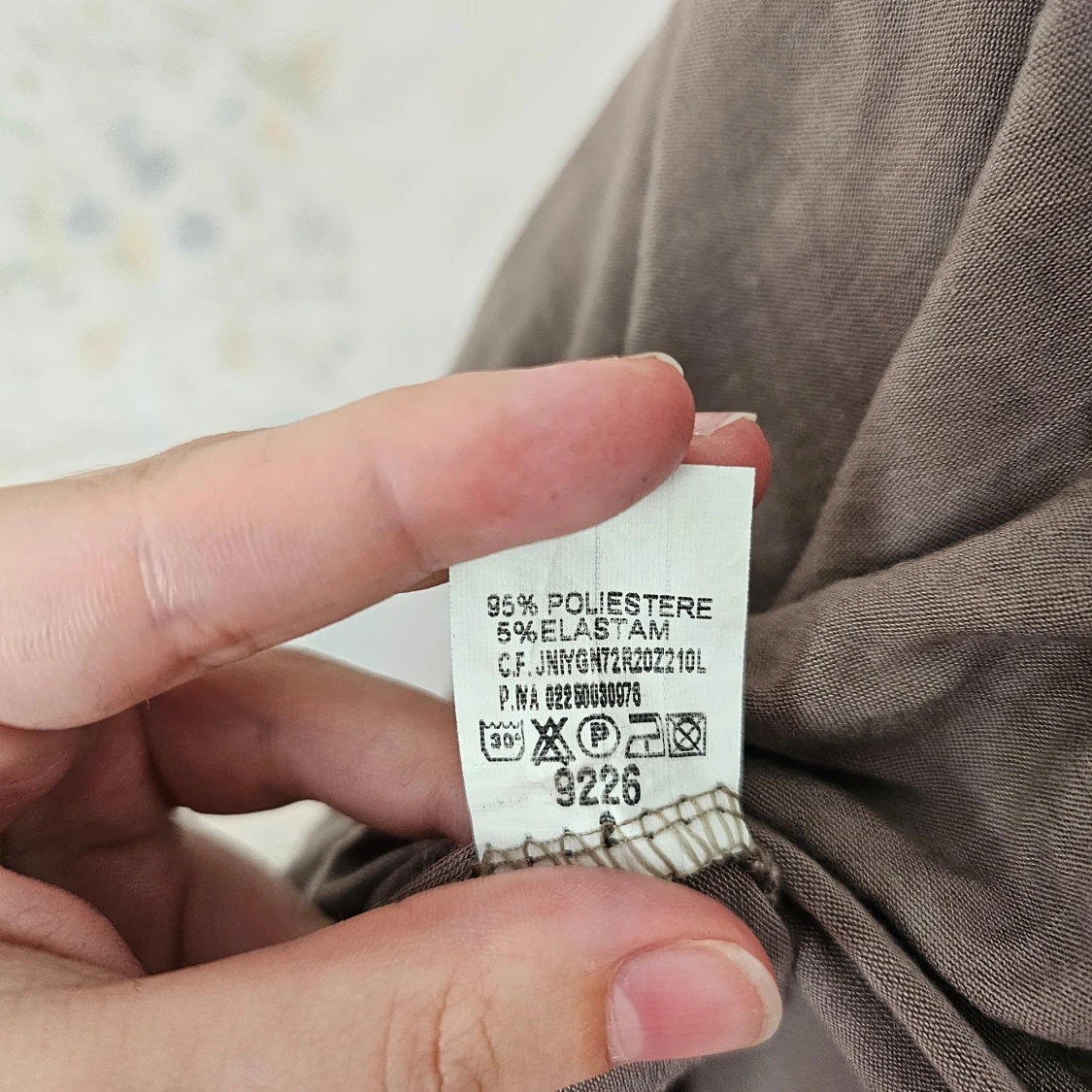 Beige och vit klänning med spetsdetaljer - 91