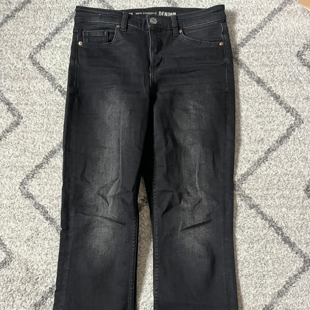 Svarta flare jeans köpta frÄn Kappahl i storlek 38, sÀljs pga för stor storlek. . Farkut & Housut.