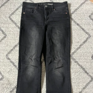 Svarta flare jeans 🖤 - Svarta flare jeans köpta från Kappahl i storlek 38, säljs pga för stor storlek. 