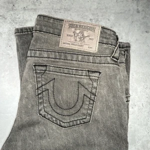 True religon - True religon jeans , står storlek 14 men skulle säga att dem passar xs-s  Snygg lite urtvättad grå, skinny samt low waist. 